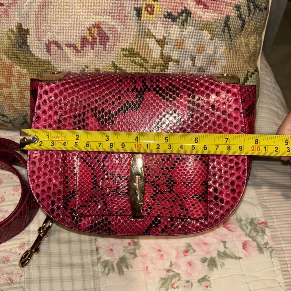 Ferragamo gorgeous skin bag in pristine condition - Picture 9 of 11